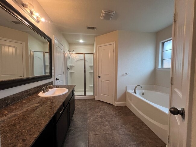 Building Photo - 9914 Rainbow Dr