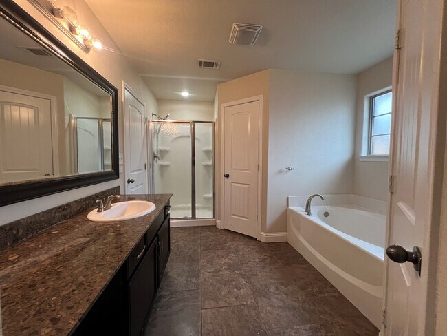 Foto del edificio - 9914 Rainbow Dr