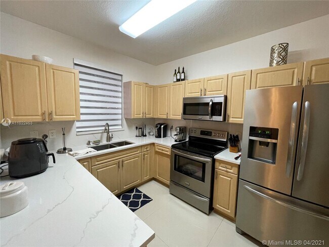 Foto del edificio - 876 NW 135th Ter 876 Pembroke Pines Fl 33028