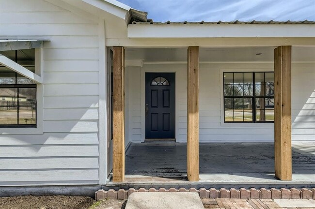 Building Photo - 902 Hackberry St