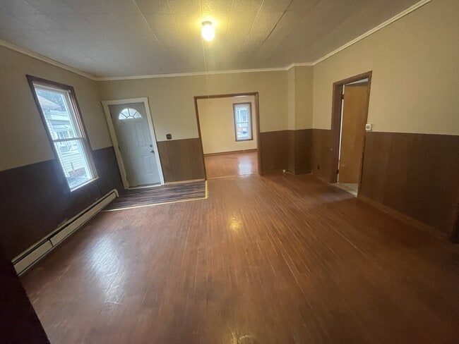 Building Photo - Schiller Ave 111