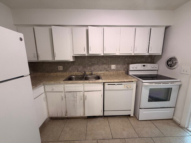 Building Photo - 1667 Weston Oaks Dr