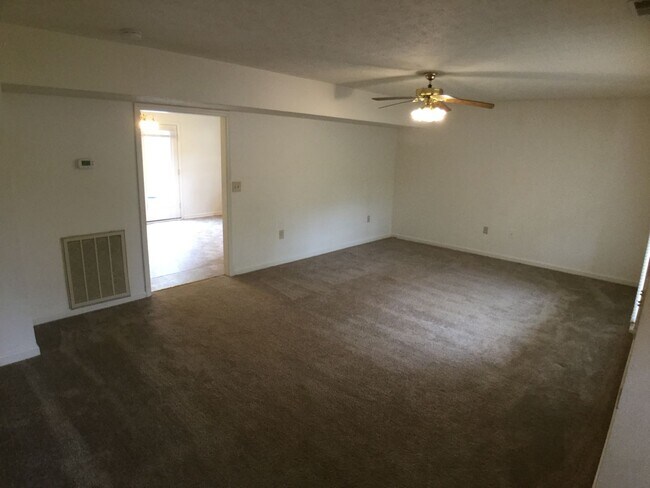 Building Photo - Christiansburg, 3 BR / 2 BA, Available Aug 25