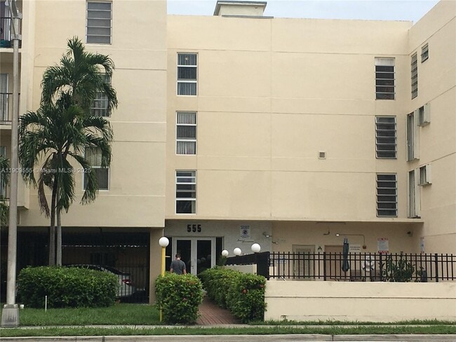 Foto del edificio - 555 NE 123rd St