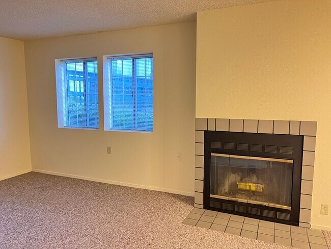 Building Photo - Nice Single-level Condo - Sinsheimer Neigh...