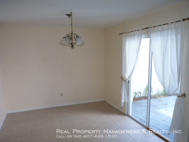 Building Photo - Spacious 2 BR / 2 BA Townhouse In Casselberry
