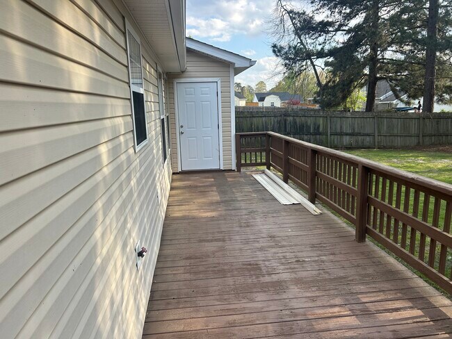 Building Photo - 151 Whispering Glen Cir