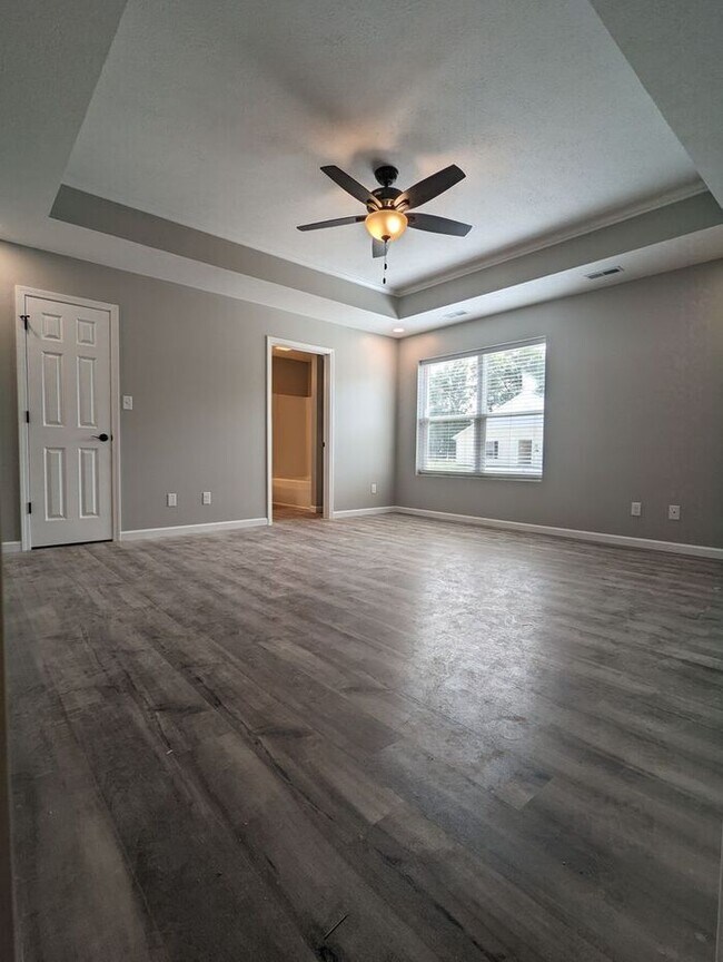 Building Photo - East Side Terre Haute - 5 Bedroom, 3 Baths...