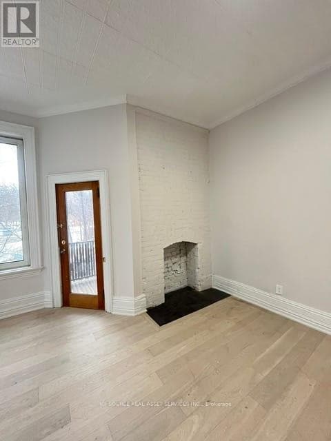 Building Photo - 2 Bellwoods Park