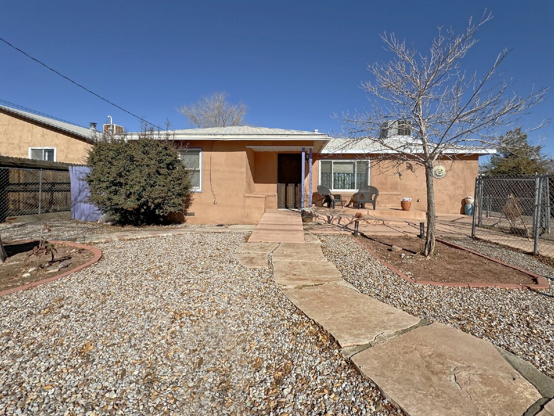 Foto principal - Great Duplex in the Vinyard Area of ABQ!