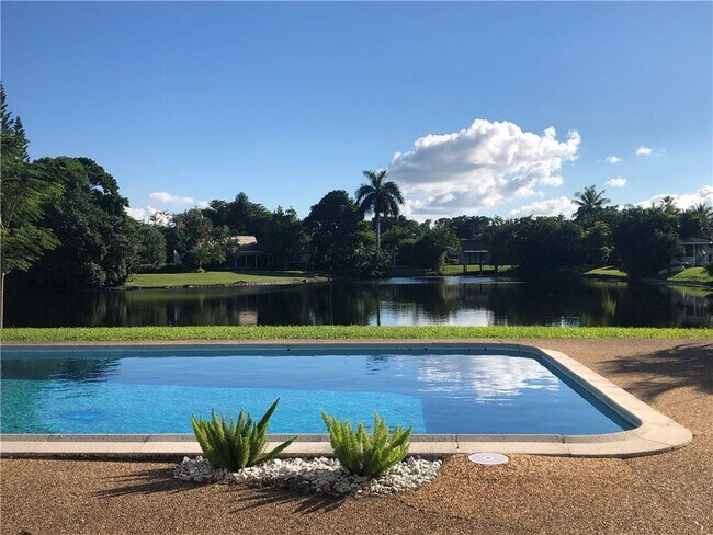 Foto del edificio - 8560 N Lake Dasha Dr