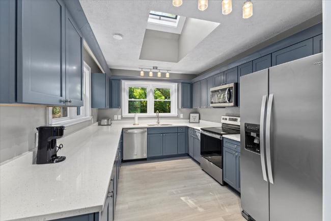 Building Photo - 350 Hill Park Dr