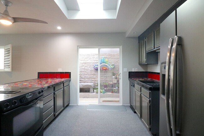 Building Photo - 2 story 2 bed/ 3 bath (+ office w closet) ...