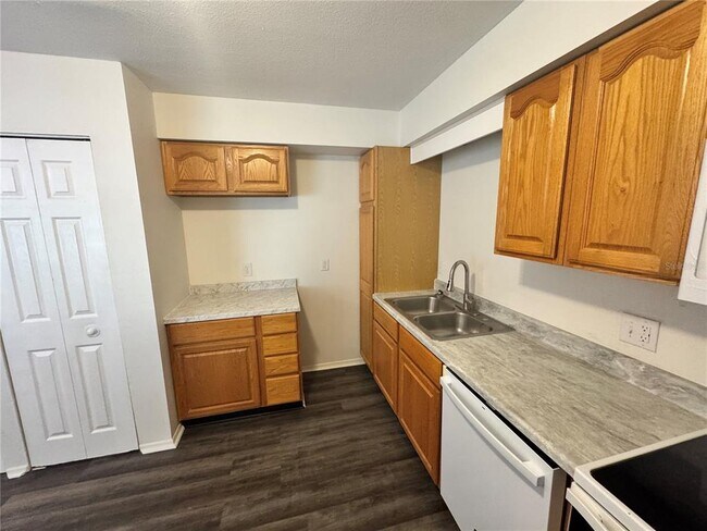 Building Photo - 316 E Primrose Ln