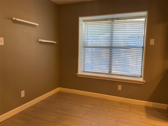 Building Photo - 914 Summer Trl