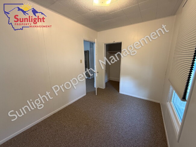 Building Photo - 2 Bed 1 Bath With all the Charm