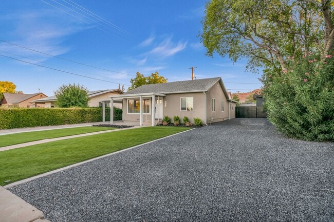 Building Photo - Recently remodeled 3 bedroom home! Price R...