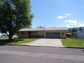 Building Photo - 1108 E Ave