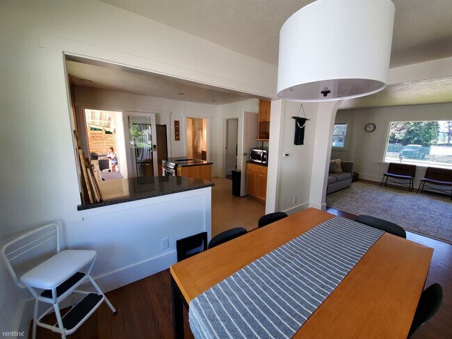 Foto del edificio - 3 br, 2 bath House - 2103 East Mullan Aven...