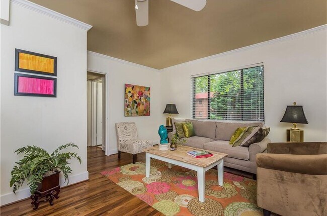 Foto del edificio - 323 3rd St NE