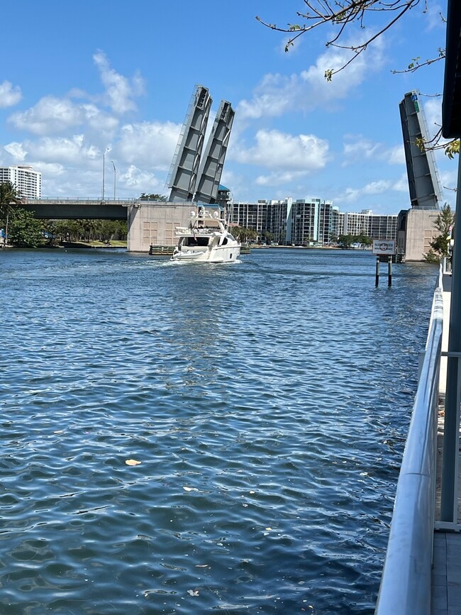 Building Photo - 1833 S Ocean Dr
