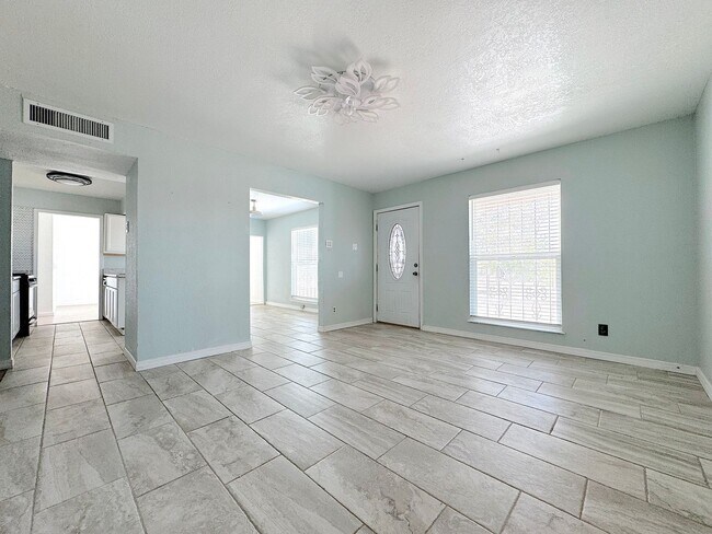 Foto del edificio - Northeast El Paso 4bed/3bath Refrig A/C w/...