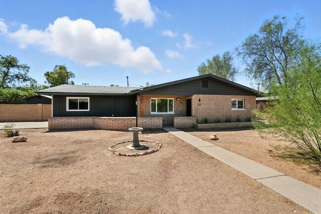 Foto del edificio - Totally remodeled home in prime Tempe Location.