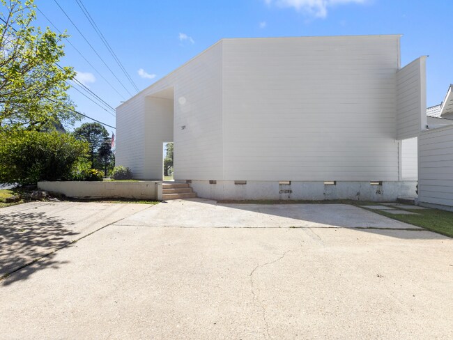 Building Photo - 509 E Thach Ave