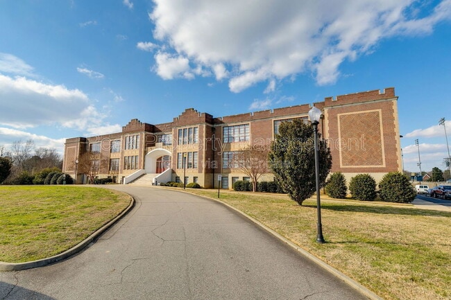 Building Photo - 1201 W City Point Rd