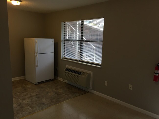 Building Photo - 128 S 3rd St (8 unit)