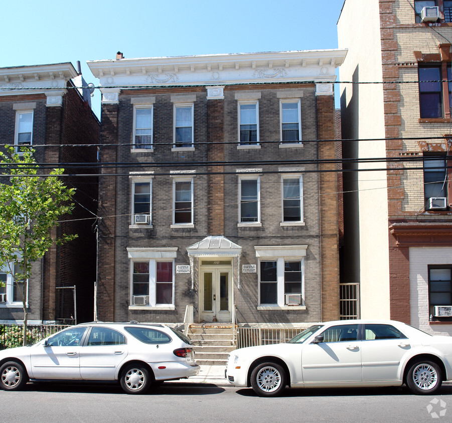 Building Photo - 331 61st St