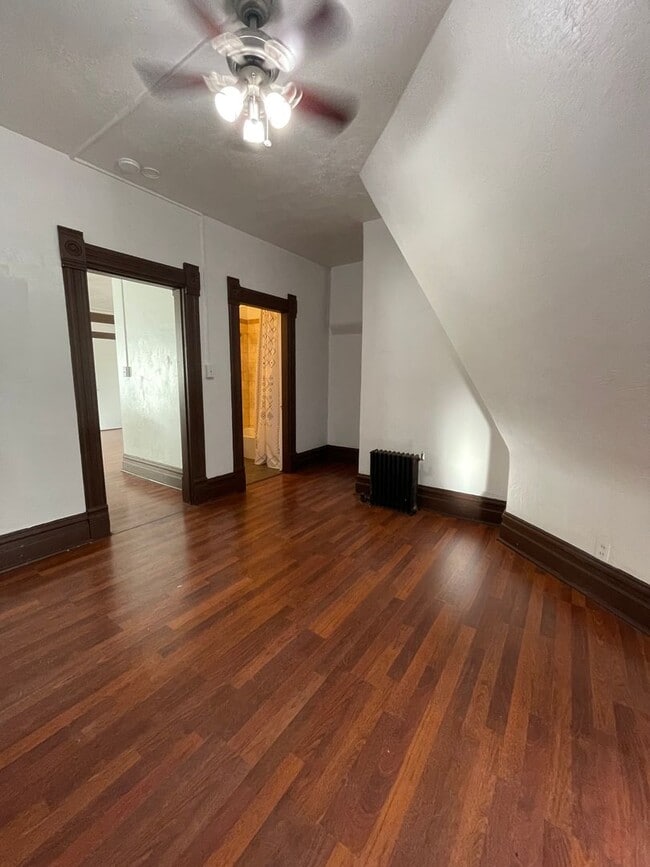 Building Photo - 1 Bedroom apartment with rooftop Balcony!