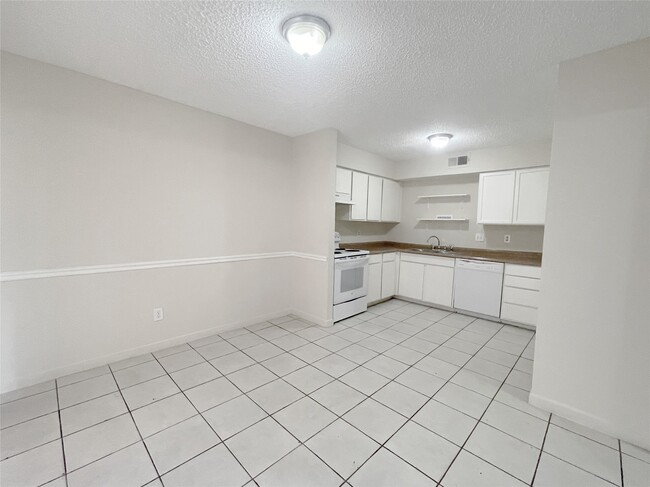 Building Photo - 12023 Greenwood-Forest Dr