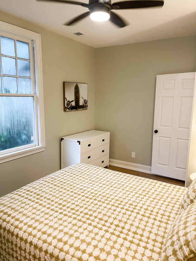Building Photo - Furnished 2 bed 1 bath on 38th