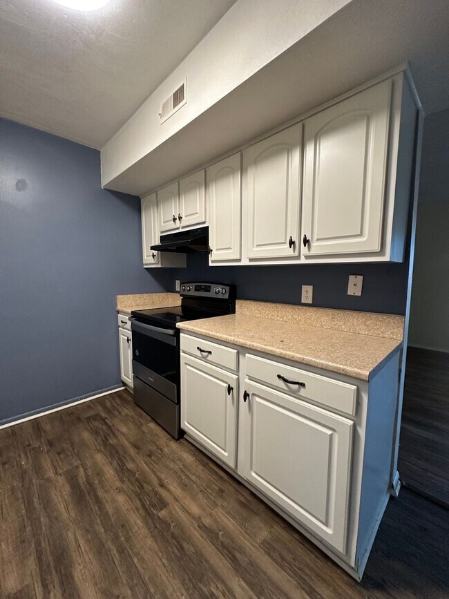 Building Photo - Lake Edward-3 bedroom 1.5 bath Townhouse