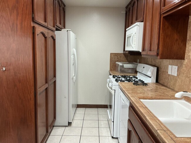 Building Photo - Los Caballeros #301