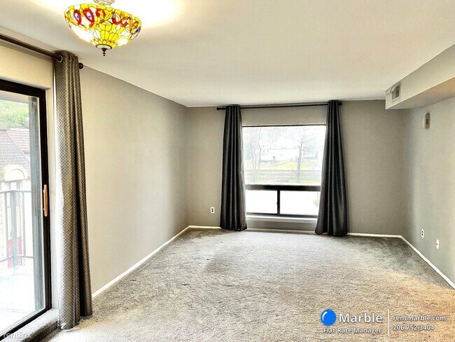Building Photo - 2 br, 1 bath Condo - 730B Putnam Blvd