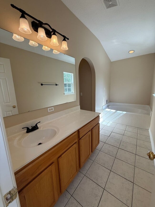 Building Photo - Leesburg 4 Bed 2.5 Bath w/ Den!