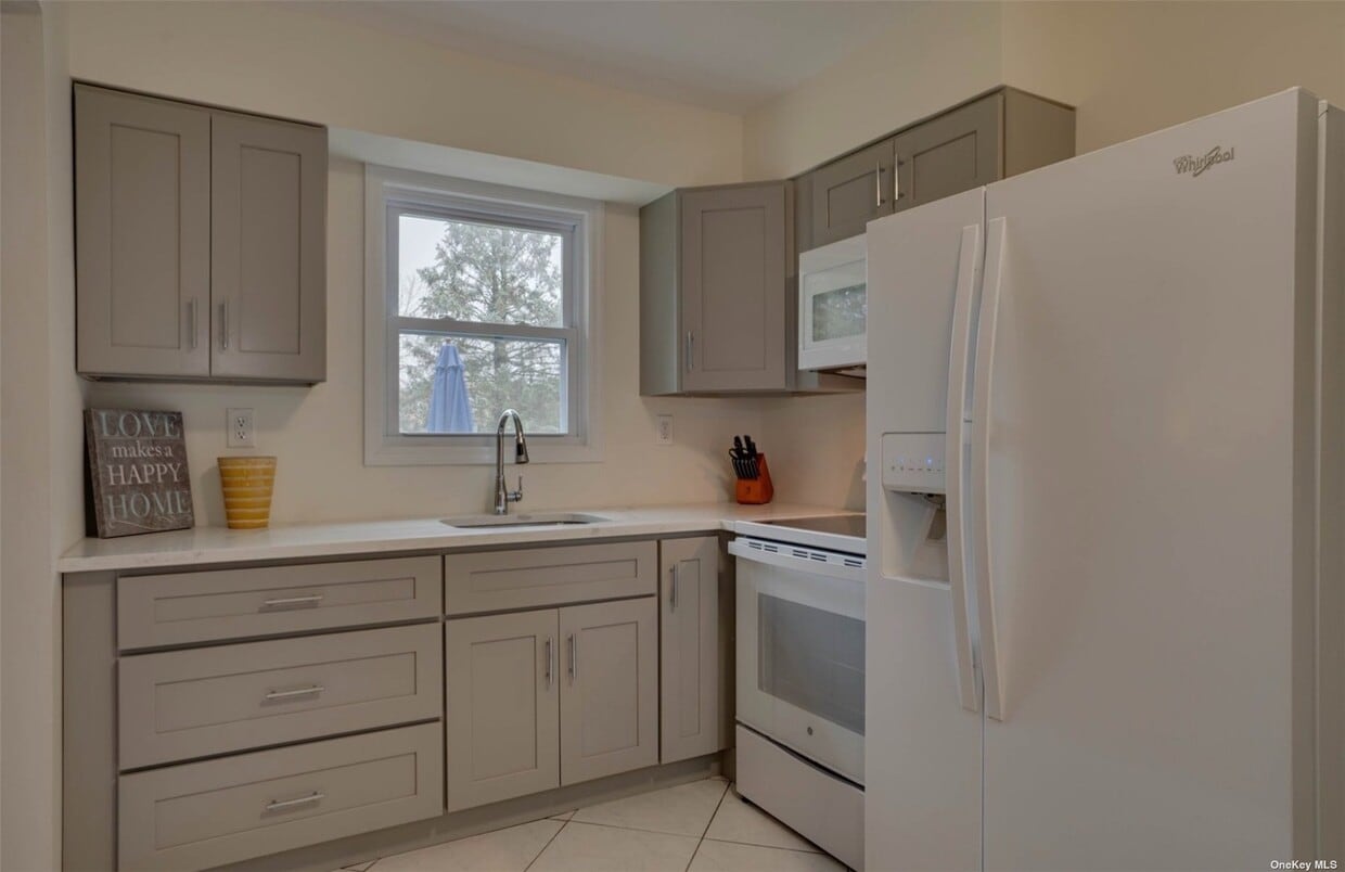 1028 Pulaski Rd, East Northport, NY 11731 Room for Rent in East Northport, NY