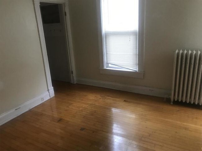 Building Photo - 5 bed/2 Bath