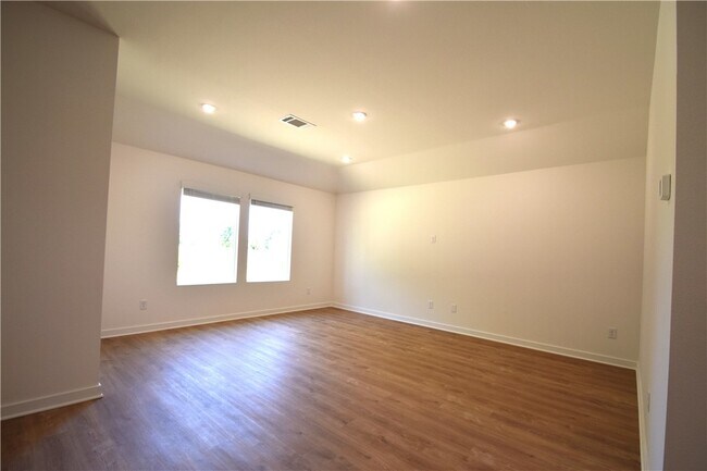 Building Photo - 346 Texas Ave