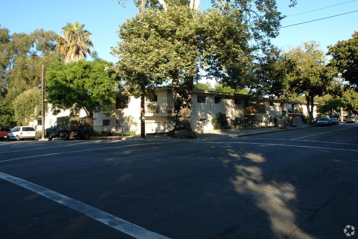 Primary Photo - Palm Gardens Apartments