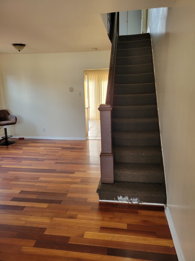 The Living room - 94 Madison St