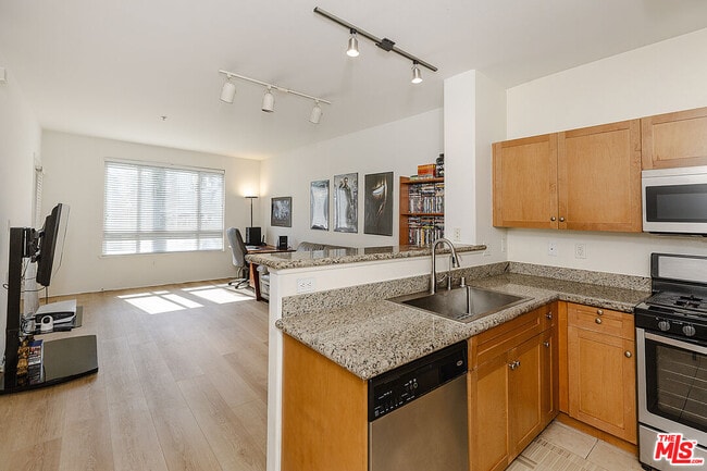 Building Photo - 100 S Alameda St