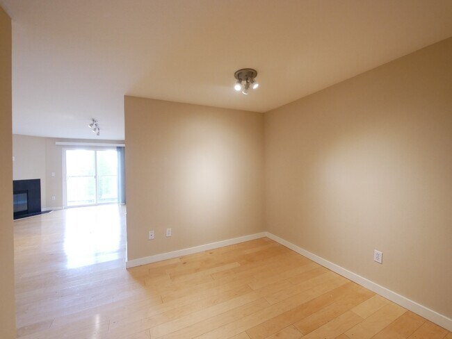 Building Photo - Exceptional Condo in Capitol Hill Available for Rent!