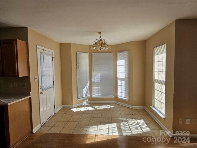 Building Photo - 3020 Fairglen Rd