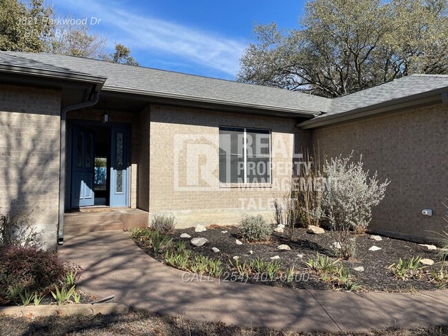 Building Photo - This charming 3-bedroom, 2-bathroom home i...