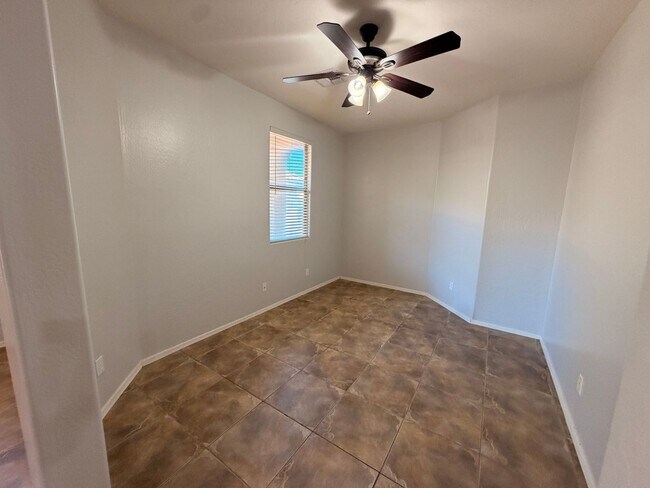 Foto del edificio - *NEW* Custom Paint/*NO* Carpet 3 BD/2 Bath Spacious Surprise Home!