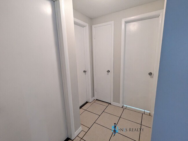 Building Photo - 2/1.5/1 1050 Sq. Ft. home with a FIREPLACE...