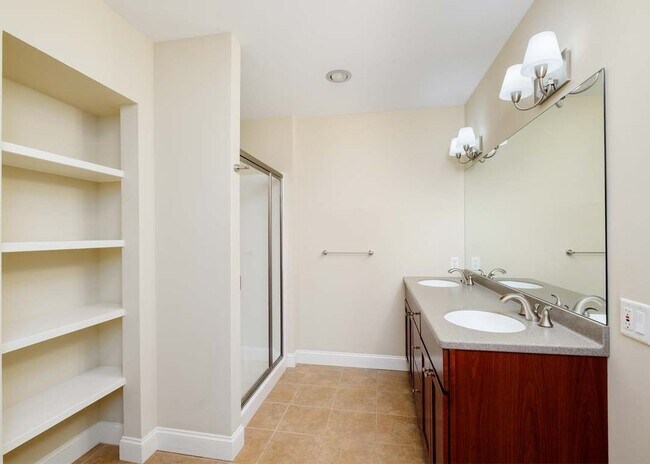 Baño principal - 100 Shepards Cove Rd